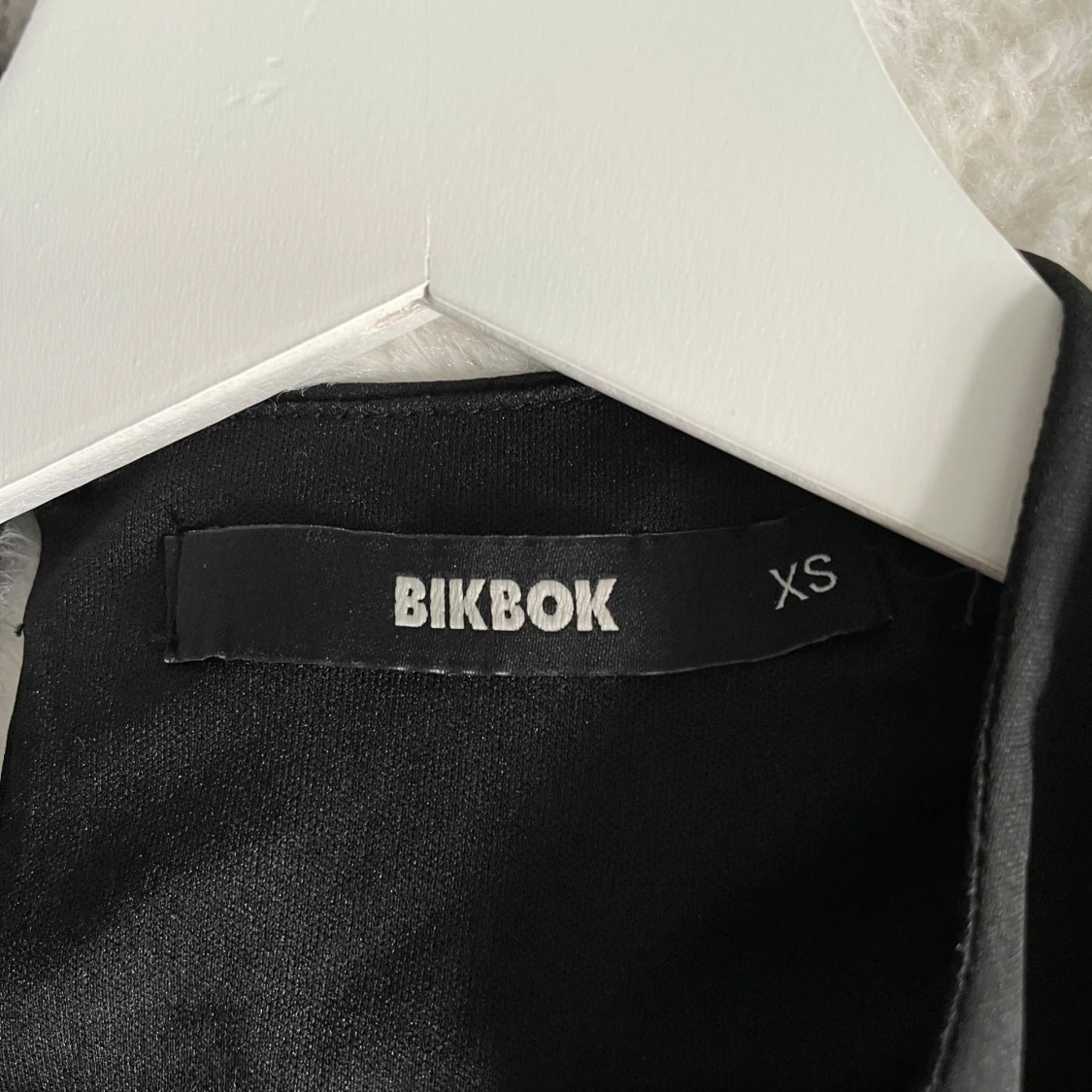 Svart klänning med vida ärmar - 4