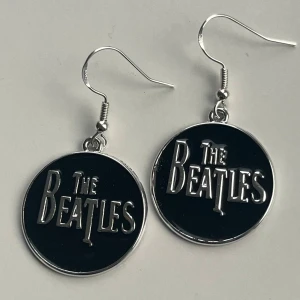 The Beatles örhängen  - Coola runda örhängen med The Beatles-loggan i silver mot svart bakgrund. Nickelfria krokar. 💕