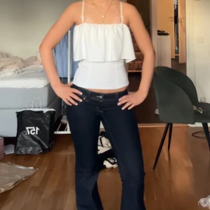 Vit volang topp från Zara - Säljer en fin vit volang topp från Zara i storlek S.