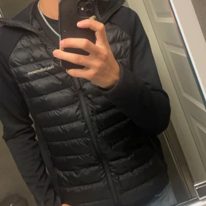 Svart pufferjacka från Peak Performance - Säljes då jag knappt använt den . Är en L men känns som M