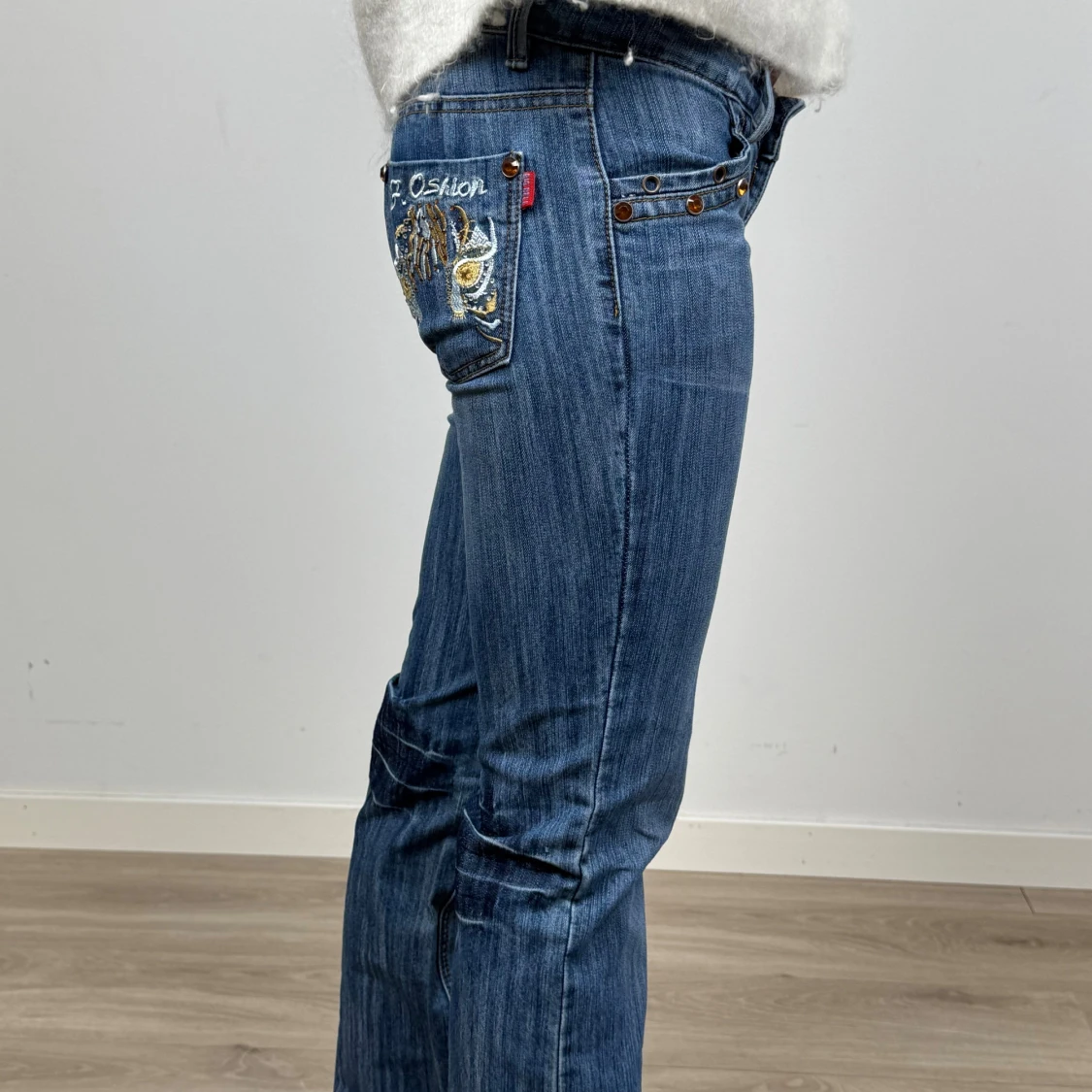 Blå jeans med broderade bakfickor - 3