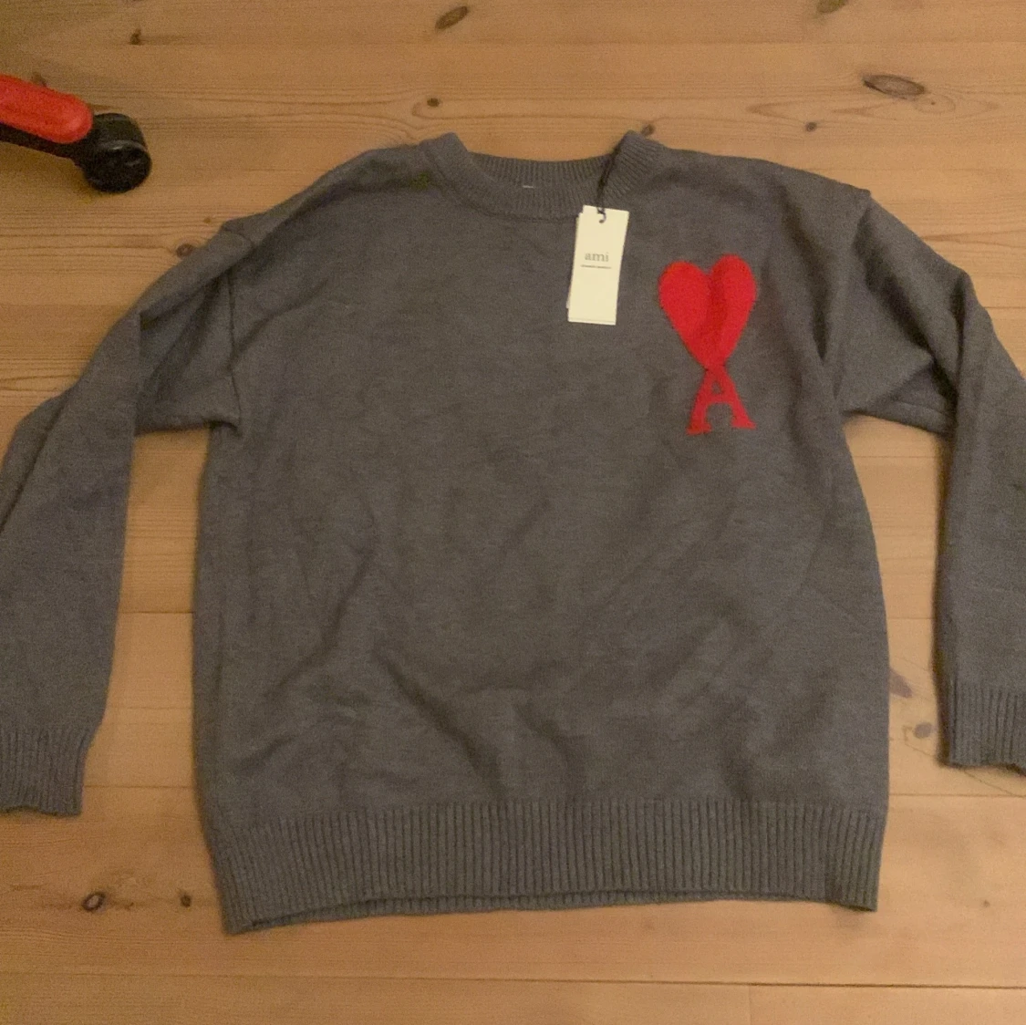 Grå stickad tröja från Ami med rött hjärta