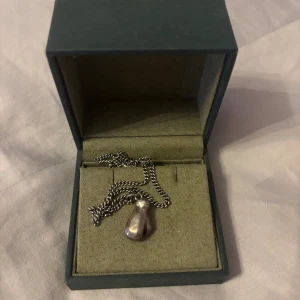 Halsband från Maria Nilsdotter - Säljer ett silverhalsband från Maria Nilsdotter, Pippi Långstrump- kollektionen. Använd 2-3 gånger, skicket är som nytt. Kan postas idag 💕Box medkommer självklart