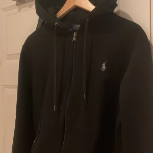 Polo Ralph lauren hoodie - Säljer en fräsch polo Ralph lauren hoodie i ny skick, ungefär 9/10. Inga defekter eller hål osv. Den är i storlek S men passar även xs. Ny pris ligger runt 2100kr och mitt pris endast 1099kr. Priset är inte huggit i sten och går att sänka vid en  snabb affär. 