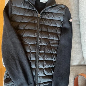 Moncler cardigan  - Moncler cardigan, storlek S, den är i toppskick, inga defekter. Tveka inte på att höra av dig för att ställa frågor, nypris 10 000.