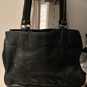 Väska  - Säljer denna väska som tyvärr inte kommit till användning, i bra skick!!!