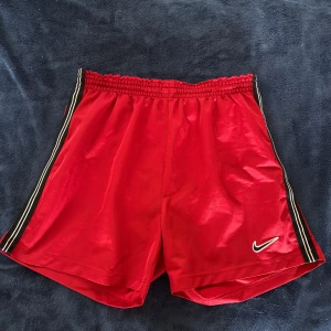 Nike shorts - Säljer dessa Nike shorts som jag själv köpt second hand. Fler bilder kan skickas om önskas. Är i storlek M men skulle även passa S. Pris går att diskutera