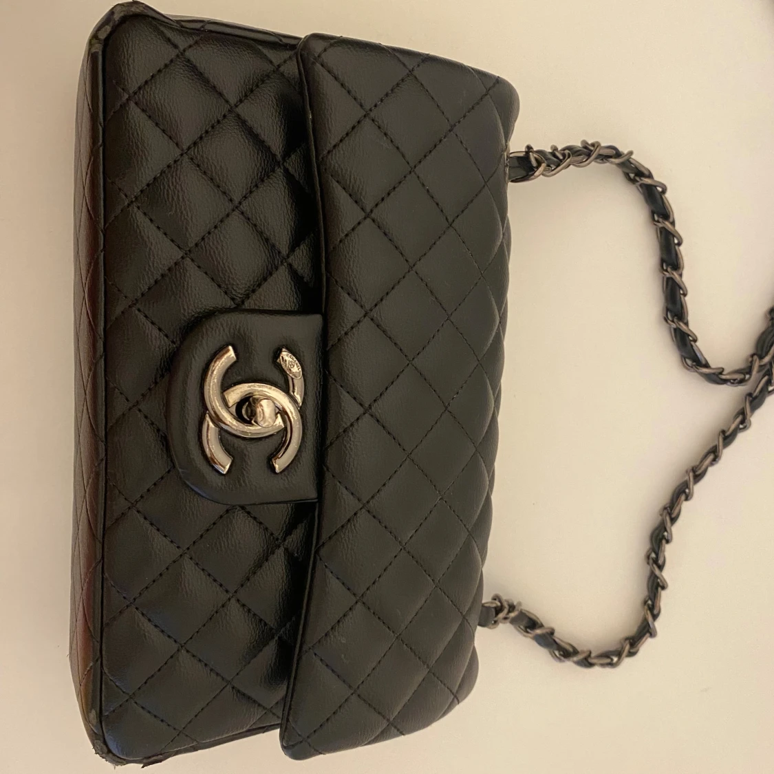 Svart quiltad axelväska