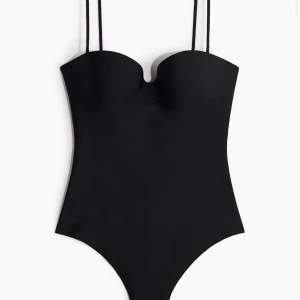 Svart  body med smala axelband - Snygg svart body med smala axelband och en stilren, enkel design. Modellen har en lätt hjärtformad urringning och sitter tight mot kroppen. 