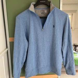 Ralph lauren zip - Skön zip tröja från Ralph lauren i babyblå. Storlek S, väldigt sparsamt använd. 