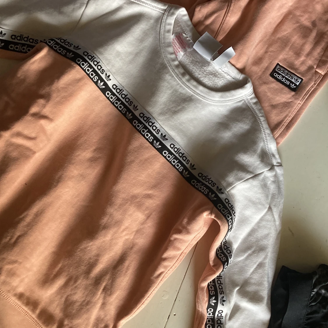 Adidas tracksuit i ljusrosa med vita och svarta detaljer - 3