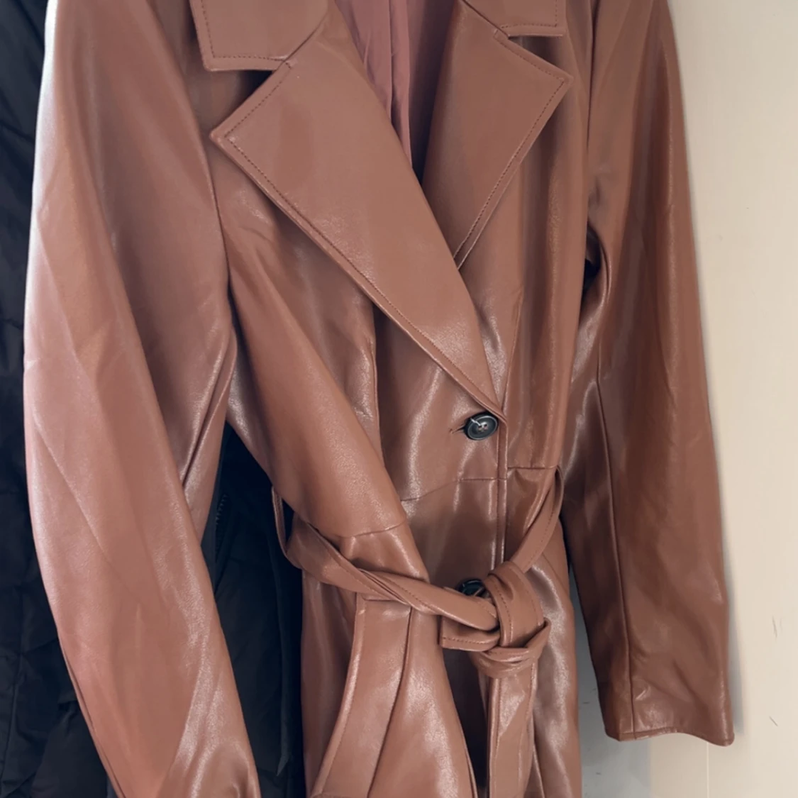 Brun skinn trenchcoat med bälte