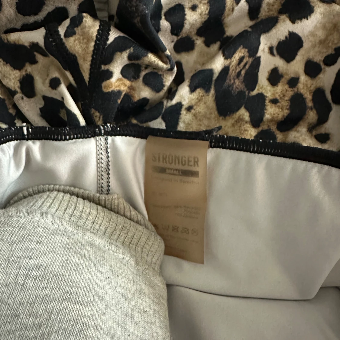 Leopardmönstrade leggings från Stronger - 2