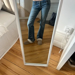 Lågmidjade jeans - Innerbenslängden är 80cm och midjemåttet är 34cm. Storlek 36 men passar mig som har 34. Dom är väldigt stretchiga. Har sprättat upp dom längst nere sen har dom även fått hål av att man trampat på dom.💗