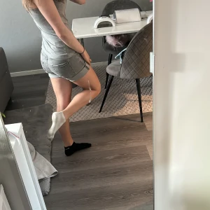 Grå denimshorts med uppvikta ben - Säljer ett par gråa jeansshorts med klassisk femficksdesign och uppvikta ben. Modellen är midwaist och har dragkedja och knapp framtill 💗