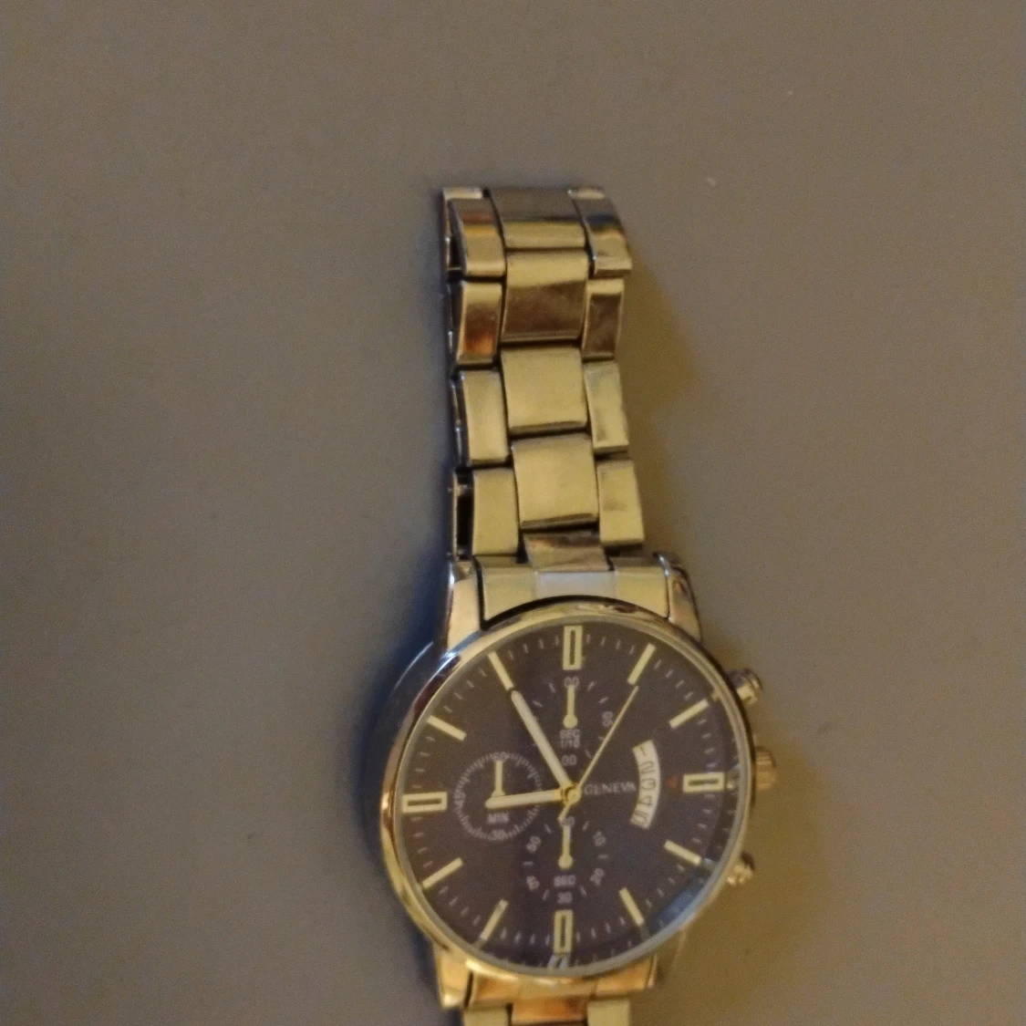 Silverfärgad klocka från Geneva - 2