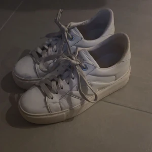 Zadig & Voltaire slog - Jätte fina vita Zadig & Voltaire skor i bra skicka jätte fina nu till hösten