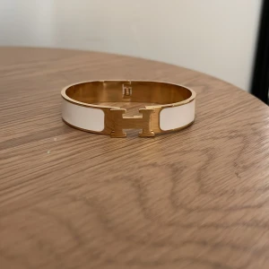 H- armband - fint skick. köpt i spanien. skriv vid fråfot