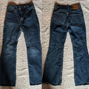 70s flare Levi’s jeans - Snygga Levis jeans inspirerade av 70-talet med hög midja och flare. Storlek 26 i midjan och skulle uppskatta den allmänna storleken till S. Mycket bra skick!