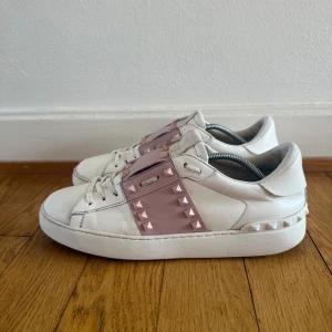 Valentino rockstud sneakers  - Säljer nu dessa fina valentino skor | Fint skick | Storlek 41 | Hör av er vid frågor eller funderingar 