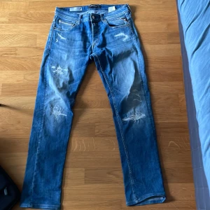 Replay Grover straight fit jeans blå - Säljer ett par Replay Grover jeans i straight fit, storlek 29. De är blå med slitningar och lagade detaljer på benen för en cool, avslappnad look. Klassisk femficksmodell och tillverkade i jeansmaterial. Perfekta för dig som gillar en rak passform och streetstil. Pris kan diskuteras🙂