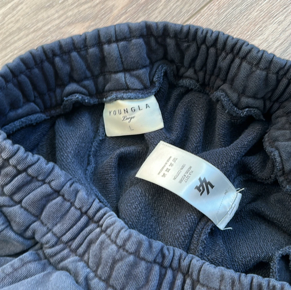 Svarta mjukisbyxor från YoungLA i storlek L - 2