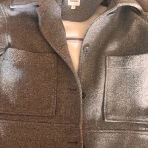 Kappa från Kappahl i storlek S - Jag säljer denna jätte fina kappa från Kappahl, använder denna tyvärr ej längre. Den är i väldigt bra skick 💕 buda gärna!! 