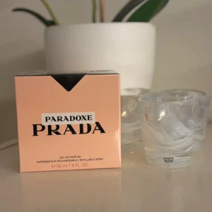 Prada Paradoxe EdP 50ml - Prada Paradoxe Eau de Parfum, 50 ml, refillbar flaska. Ingredienser: alcohol, parfum/fragrance, aqua/water, limonene, linalool, benzyl salicylate, benzyl alcohol, m.fl. Tillverkad i Frankrike. Snygg och trendig doft från Prada.