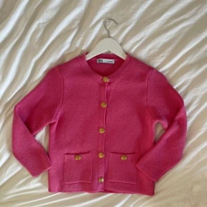 zara rosa kofta med guldknappar och fickor - jättesnygg rosa kofta från zara med fickor och guldknappar, aldrig använt så i nytt skick!