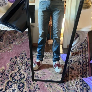 Blå slim jeans från Jack & Jones Tim 30/34 - Säljer ett par blå skinny jeans från Jack & Jones med klassisk femficksdesign och lätt slitna detaljer. Jeansen har normal midja och är tillverkade i stretchig bomullsdenim för en bekväm passform. Perfekta för dig som gillar en smal siluett. Modellen är 178cm 70kg midja 37cm längd 109cm (12)