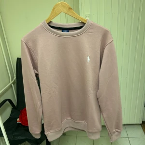 Ljusrosa sweatshirt från Polo Ralph Lauren - Riktig snygg. Den är helt ny!