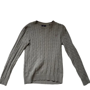 GANT Tröja - Skön GANT tröja perfekt till alla tillfällen. Den är både stilren och skön vilken är ett stort +. Perfekt nu till de kallare tiderna om man ändå vill se bra ut.