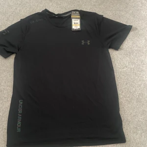 Svart under armour T-shirt - Säljer en helt ny under armour T-shirt med etikett den är inte använt en ända gång Storlek XL men den passar som L/M men om du har storlek L så hade den passat perfekt