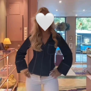 Blå jeans jackamed dragkedja - Trendig mörkblå denimblus från frankment med markerade vita sömmar, dragkedja framtill och breda långa ärmar. Tryck på köp nu så postar jag så snabbt som möjligt!🩷