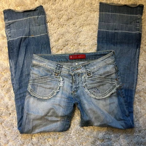 Vintage jeans lågmidjade bootcut - Snygga lågmidjade jeans med lösare modell (😍😍) och bootcut. Coola detaljer på både ficka och längts ner❤️ Passar storlek 36. Midjemåttet är 39 cm, innerbensmått 75