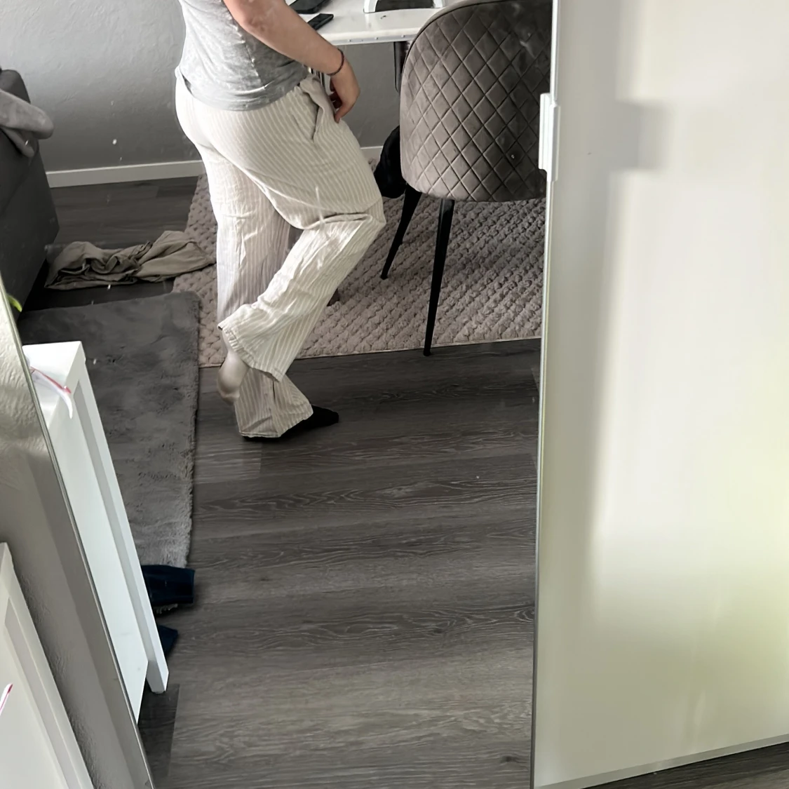 Randiga vida linnebyxor med snörning