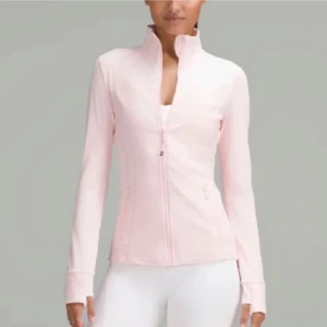 Tränings jacka - Define jacket i rosa, använd fåtal gånger, väldigt bra skick förutom litet svart streck på baksidan se bild 3. Har ej kvittot kvar därav priset 😢🫶🏼stl 2 ( xs ) se bild 4. Lång modell. Skriv innan köp nu