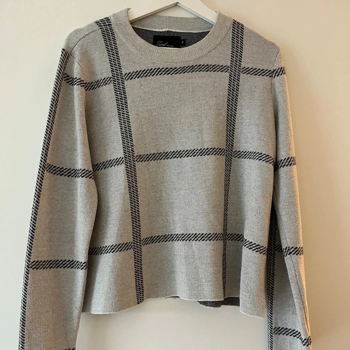 Grå rutig stickad tröja