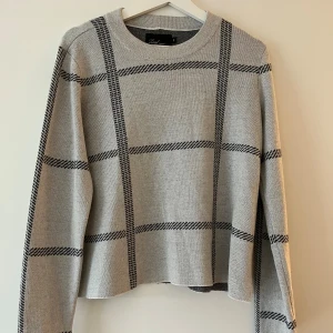 Grå rutig stickad tröja - Skön stickad tröja! Lite nopprig 😊