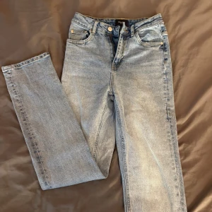 VMdrew HR straight jeans - HR straight jeans från Vero Moda. Använda men är i fint skick. 