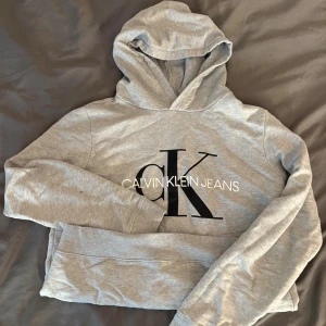 Grå hoodie från Calvin Klein Jeans - Säljer min hoodie från CK. Den är använd men i fint skick. Storlek S