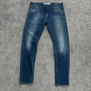 Blåa Replay Jeans W33/L32 - Säljer dessa feta par jeans från Replay i färgen blå. Mycket bra skick! Modell ”MASIG”. Storlek W33/L32. Passa på! 😀