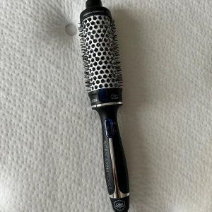 Björn Axén värmeborste - Björn Axén värmeborste, om du vill ha bra med volym och snyggt sylat hår snabbt samt väldigt enkel att jobba med! Har för mig att den är 38mm💞💞