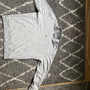 Grå half zip tröja Polo Ralph Lauren - Snygg grå tröja från Polo Ralph Lauren med klassisk broderad logga på bröstet. Modellen har en halv dragkedja vid halsen och är tillverkad i mjuk bomull. Perfekt för lager-på-lager och chill stil. Tröjan e riktig men passar inte det därför jag säljer priset kan förhandlas ny pris 2300