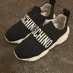Svarta Moschino sneakers  - Jätte fräscha moshino skor använda en gång 