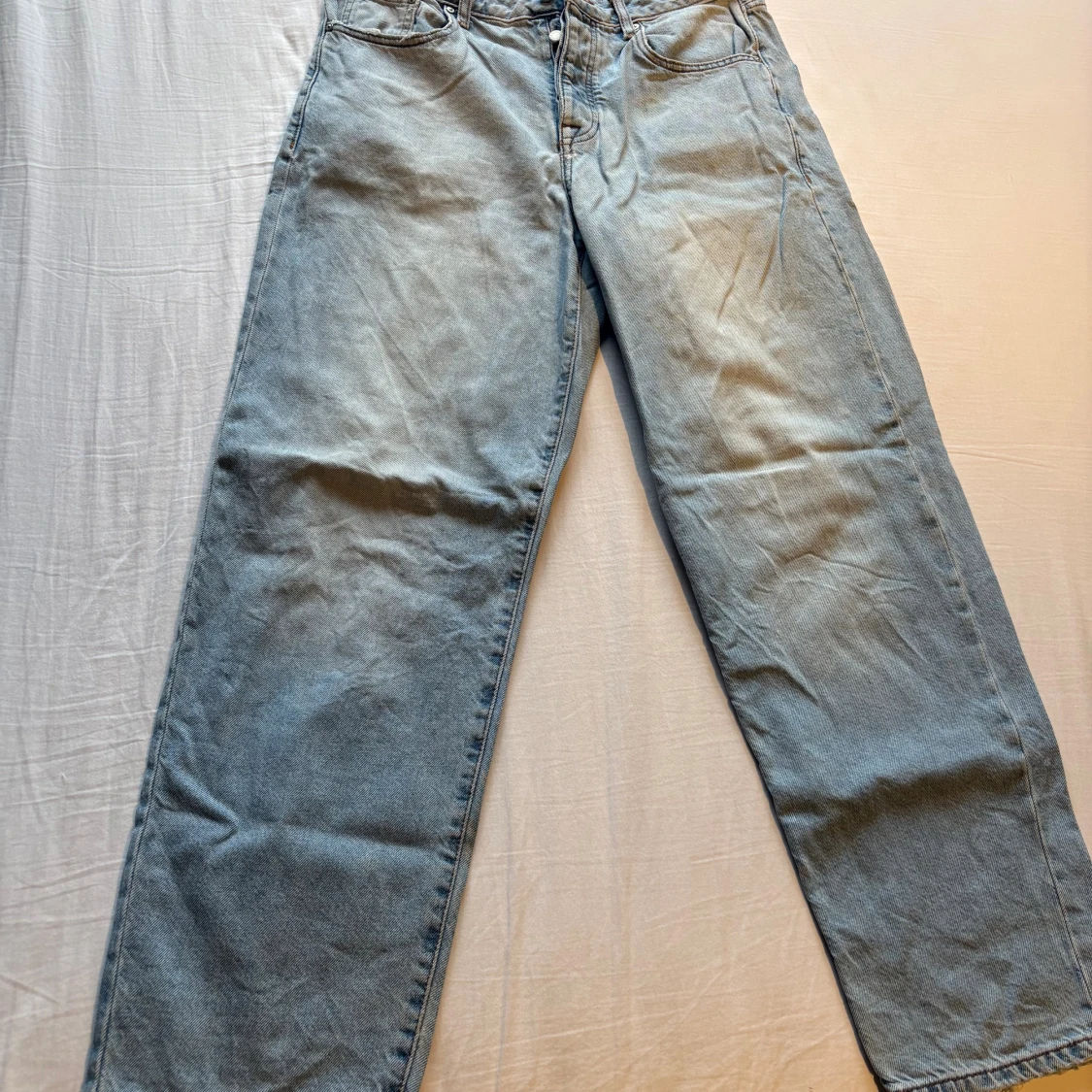 Ljusblå raka jeans med rå kant