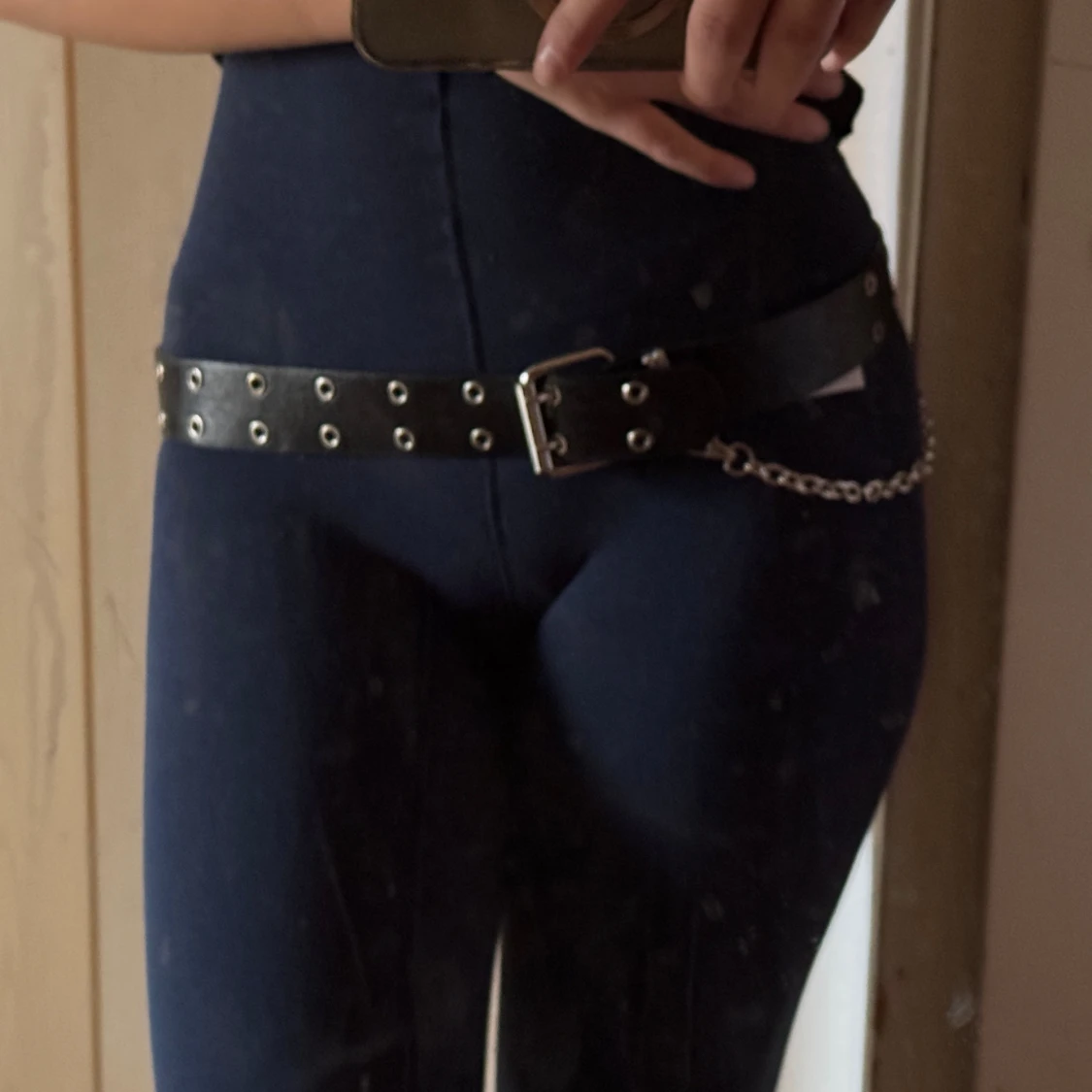 Svart bälte med nitar och kedja - 1