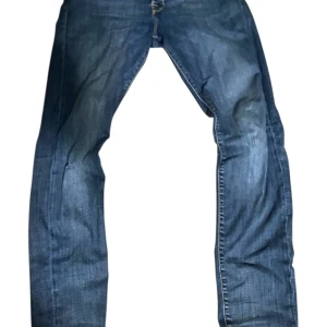 Jack and Jones Jeans - Tja! Säljer ett par riktigt feta Jack and Jones jeans! Säljer de på grund av att jag inte använder de längre. De har inga defekter utan är i mycket bra skick. Modell: Slim/glenn Strl: W31/ L34. Bara höra av sig vid fundering! Kan gå ner i pris vi smidig affär!