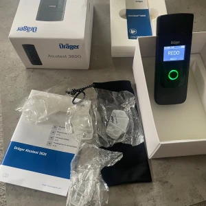 Dräger Alcotest 3820 - Dräger Alcotest 3820 alkomätare i mycket gott skick, komplett med originalförpackning, manual och flera oanvända munstycken. Enheten är testad och fungerar, med tydlig display och enkel användning. Perfekt för säker körning och personlig kontroll. Dessa kalibreras en gång om året, den fungerar och kan användas men behöver kalibreras enligt skärmen.