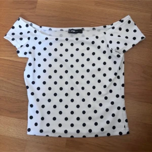Prickig offshoulder topp  - Superfin prickig offshoulder topp!! Helt oanvänd. Storlek L, men väldigt liten i storlek, snarare S🥰🥰🥰